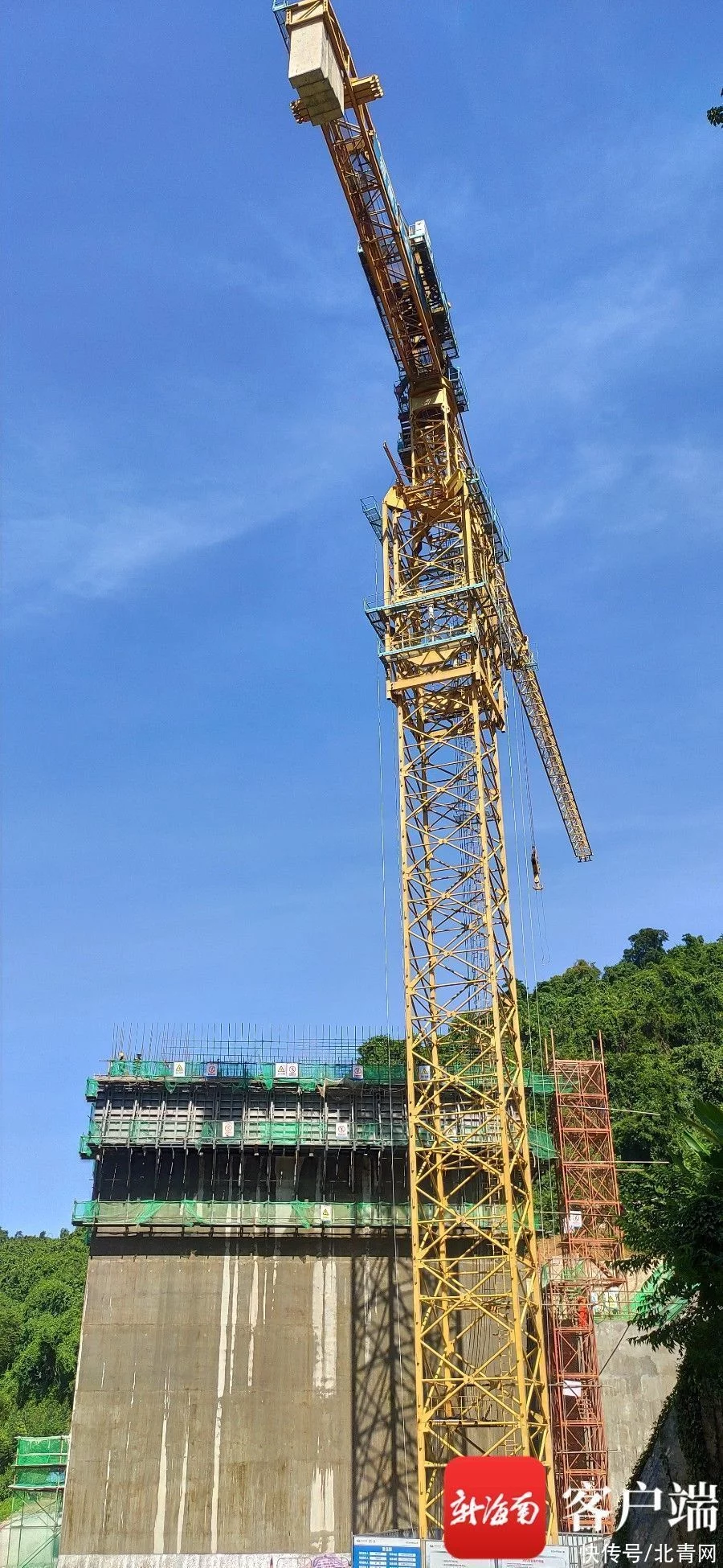 邁灣水利樞紐工程左岸灌區渠首進水塔進展迅速交通橋承臺基礎開倉澆筑(圖1) 邁灣水利樞紐工程左岸灌區渠首進水塔進展迅速交通橋承臺基礎開倉澆筑(圖1)