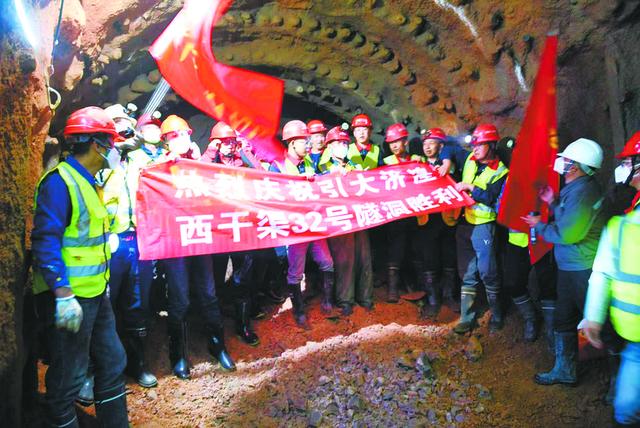 青海省“一號水利”工程——引大濟湟工程西干渠32號隧洞勝利貫通標志著引大濟湟工程六大子項目主體建設任務進入“收官”階段(圖1) 青海省“一號水利”工程——引大濟湟工程西干渠32號隧洞勝利貫通標志著引大濟湟工程六大子項目主體建設任務進入“收官”階段(圖1)