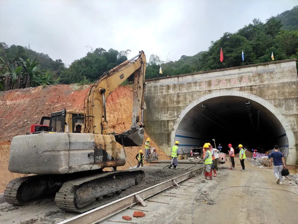廣寧水聲嶺隧道工程進入最后一道施工工序(圖1) 廣寧水聲嶺隧道工程進入最后一道施工工序(圖1)