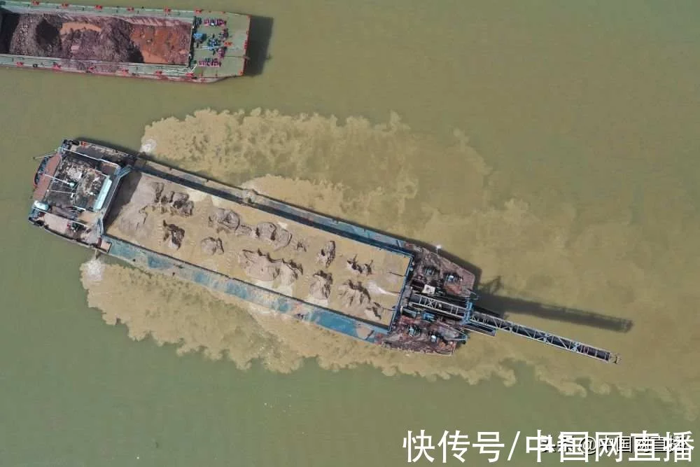 觸目驚心!黃泥水竟從洗砂船直排河道(圖3) 觸目驚心!黃泥水竟從洗砂船直排河道(圖3)