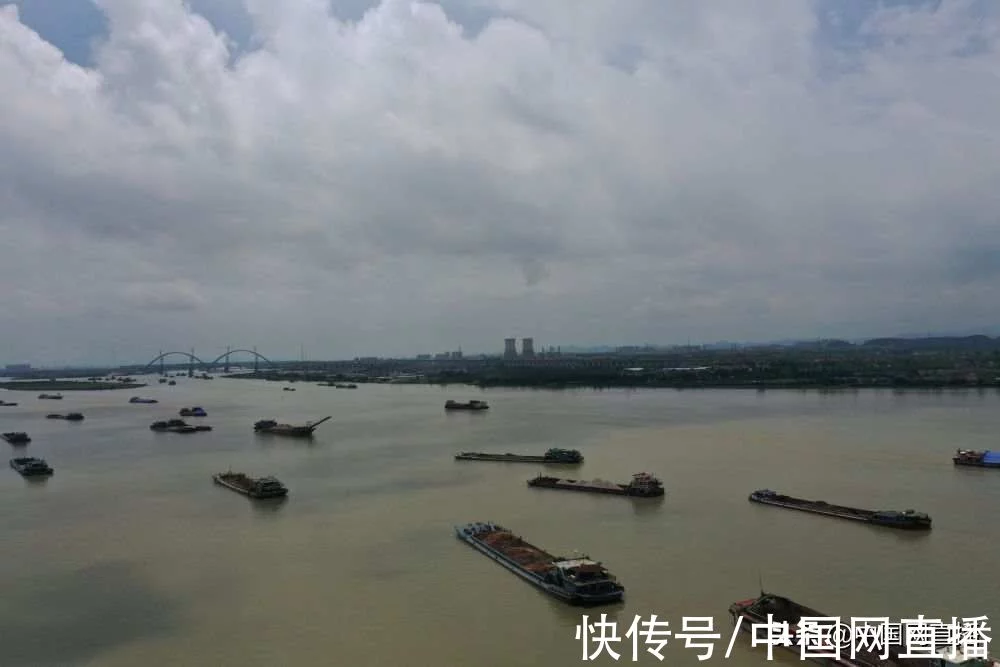 觸目驚心!黃泥水竟從洗砂船直排河道(圖2) 觸目驚心!黃泥水竟從洗砂船直排河道(圖2)
