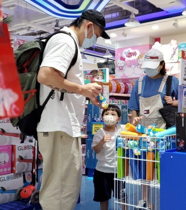 世紀渣男洗心革面轉幕后，未實現承諾愧對兒子，心疼老婆有意結扎(圖4)