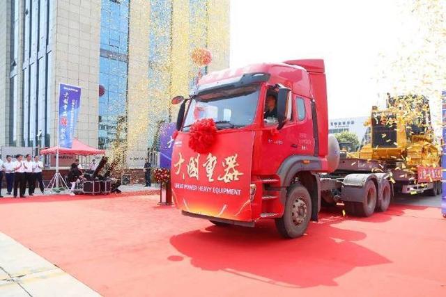 助力“一帶一路”！山推礦山大型礦用裝備批量出口發(fā)運(圖1)