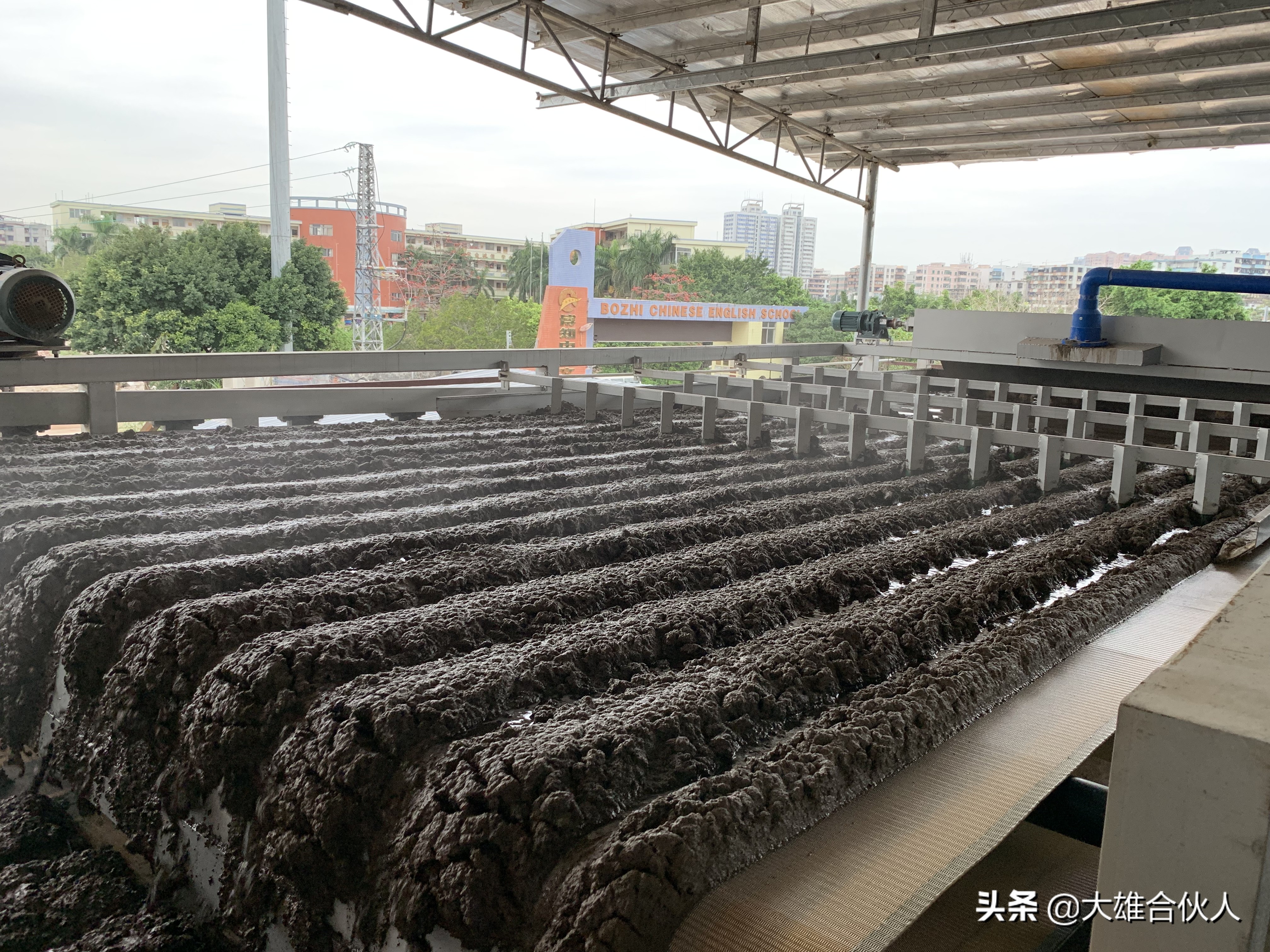 湖北省宜昌市洗砂場(chǎng),帶式壓濾機(jī)泥漿脫水處理現(xiàn)場(chǎng)(圖8) 湖北省宜昌市洗砂場(chǎng),帶式壓濾機(jī)泥漿脫水處理現(xiàn)場(chǎng)(圖8)