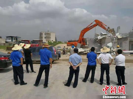 福建晉江開展違規采砂專項整治清退十余家非法堆洗砂場(圖1)