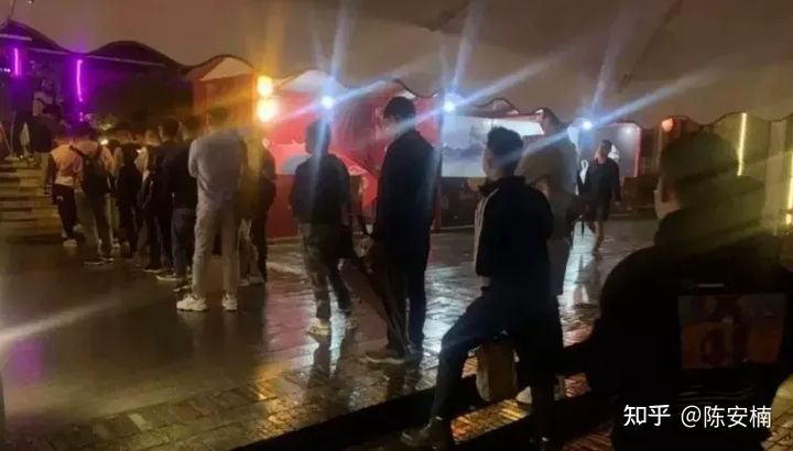 聚眾淫亂，千人約炮：成都M.C浴室群P事件曝光后，守活寡的同妻們哭了(圖1)