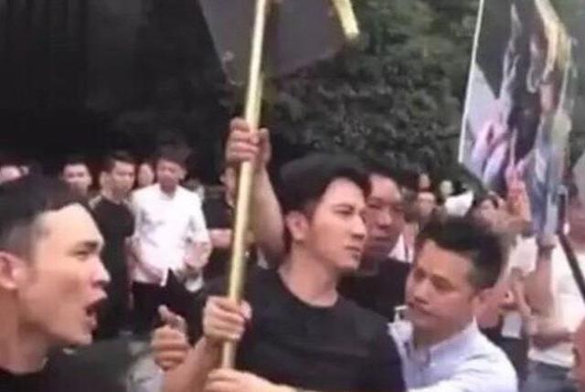 網傳洗剪吹到公司上班視頻，宋祖德出面辟謠，稱仍不能麻痹大意(圖1)