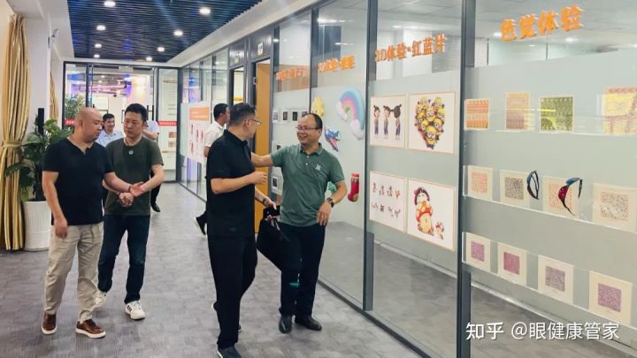 貴州省視光學會會長朱健華一行走進貴州首家眼?科普館參觀考察(圖2) 貴州省視光學會會長朱健華一行走進貴州首家眼?科普館參觀考察(圖2)