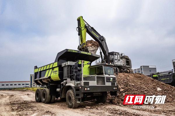 奔山赴海,中聯重科大型礦山成套設備批量發車(圖3) 奔山赴海,中聯重科大型礦山成套設備批量發車(圖3)