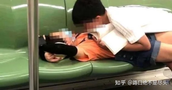 溫州星巴克上演精彩一幕,不雅行為被“現(xiàn)場直播”:別把不要臉,當(dāng)成性解放!(圖13) 溫州星巴克上演精彩一幕,不雅行為被“現(xiàn)場直播”:別把不要臉,當(dāng)成性解放!(圖13)
