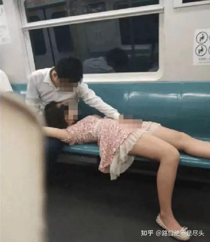 溫州星巴克上演精彩一幕,不雅行為被“現(xiàn)場直播”:別把不要臉,當(dāng)成性解放!(圖6) 溫州星巴克上演精彩一幕,不雅行為被“現(xiàn)場直播”:別把不要臉,當(dāng)成性解放!(圖6)