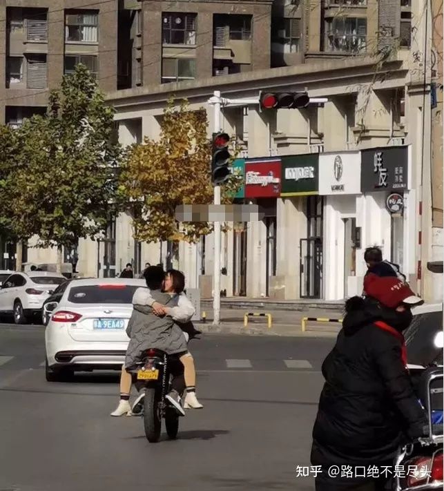 溫州星巴克上演精彩一幕,不雅行為被“現(xiàn)場直播”:別把不要臉,當(dāng)成性解放!(圖10) 溫州星巴克上演精彩一幕,不雅行為被“現(xiàn)場直播”:別把不要臉,當(dāng)成性解放!(圖10)