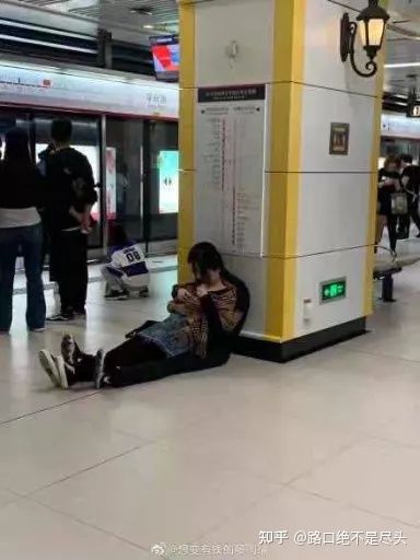 溫州星巴克上演精彩一幕,不雅行為被“現(xiàn)場直播”:別把不要臉,當(dāng)成性解放!(圖9) 溫州星巴克上演精彩一幕,不雅行為被“現(xiàn)場直播”:別把不要臉,當(dāng)成性解放!(圖9)