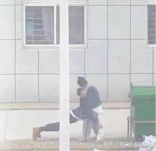 溫州星巴克上演精彩一幕,不雅行為被“現(xiàn)場直播”:別把不要臉,當(dāng)成性解放!(圖8) 溫州星巴克上演精彩一幕,不雅行為被“現(xiàn)場直播”:別把不要臉,當(dāng)成性解放!(圖8)