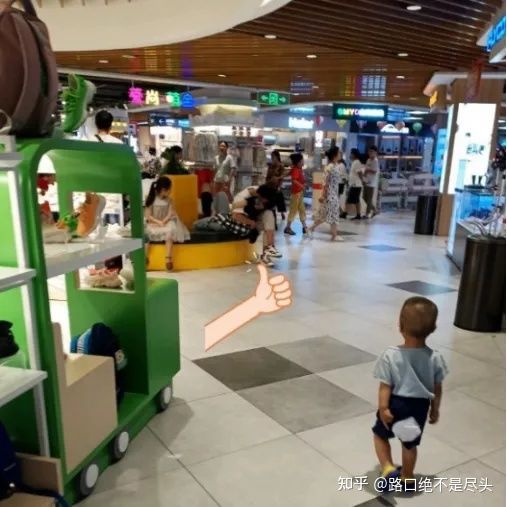 溫州星巴克上演精彩一幕,不雅行為被“現(xiàn)場直播”:別把不要臉,當(dāng)成性解放!(圖12) 溫州星巴克上演精彩一幕,不雅行為被“現(xiàn)場直播”:別把不要臉,當(dāng)成性解放!(圖12)