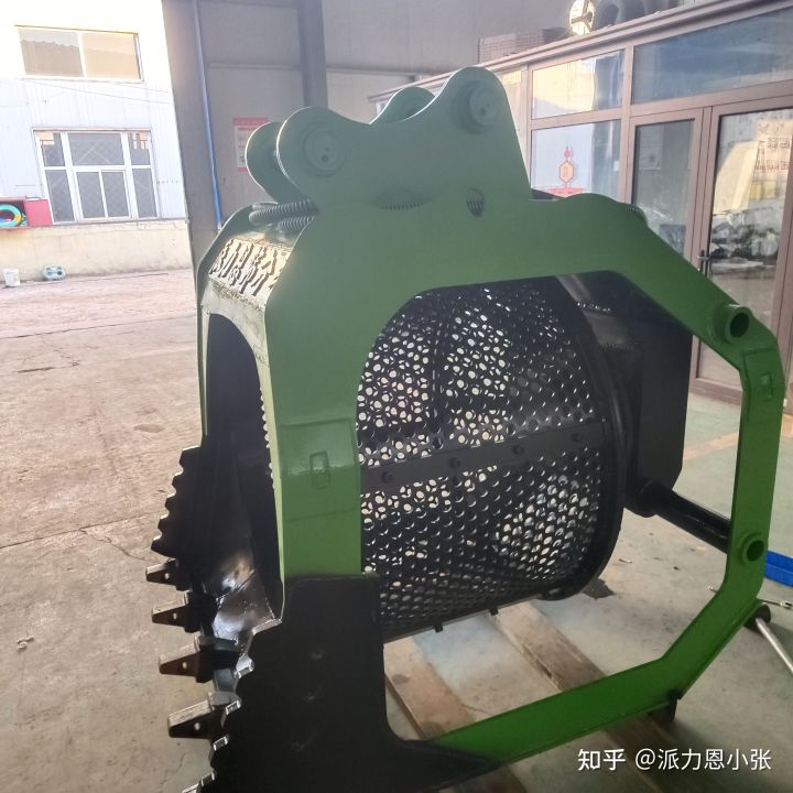 山東派力恩挖掘機(jī)滾筒篩工地沙土篩分斗河卵石篩分斗旋轉(zhuǎn)篩分斗(圖1) 山東派力恩挖掘機(jī)滾筒篩工地沙土篩分斗河卵石篩分斗旋轉(zhuǎn)篩分斗(圖1)