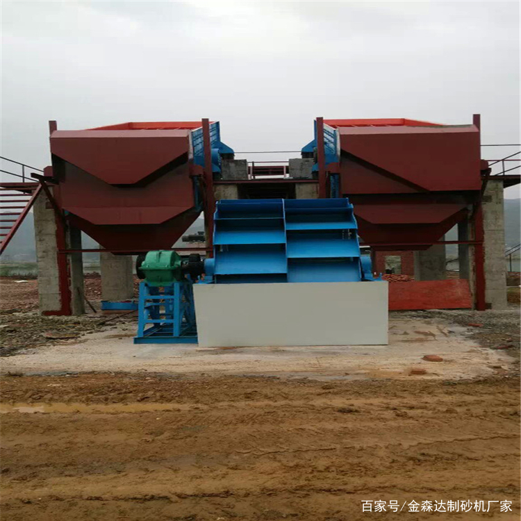 小型洗砂機一天能洗多少噸沙？具體產(chǎn)量是多少？洗砂機可以將沙料中的雜質清洗干凈，機身結構中的篩網(wǎng)可以篩選分級物料，所以經(jīng)過洗沙機清洗的沙料粒級分明，沒有異物，沙料品味非常高。小型洗沙機一天能洗多少噸沙子呢？螺旋洗砂機1.洗沙機價格和產(chǎn)量情況作為砂石設備的靈魂伴侶，洗沙機在很多制沙案例中都有應用，按照產(chǎn)能需要，洗沙機分為不同的型號規(guī)格，洗沙設備包括：輪斗式洗沙機、螺旋式洗沙機。輪式洗砂機輪斗式洗沙機更(圖3)