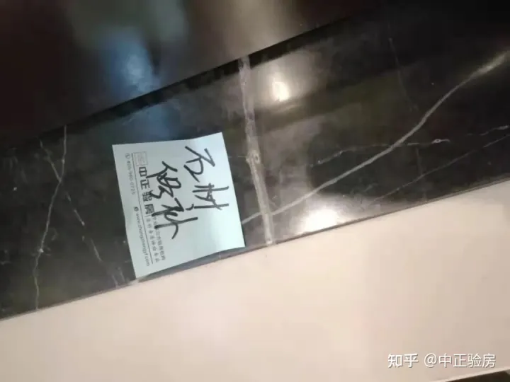 昆明驗房案例:官渡區(qū)某樓盤?精裝房頂面砂眼、柜門損壞、門扇閉合不嚴...(圖7) 昆明驗房案例:官渡區(qū)某樓盤?精裝房頂面砂眼、柜門損壞、門扇閉合不嚴...(圖7)
