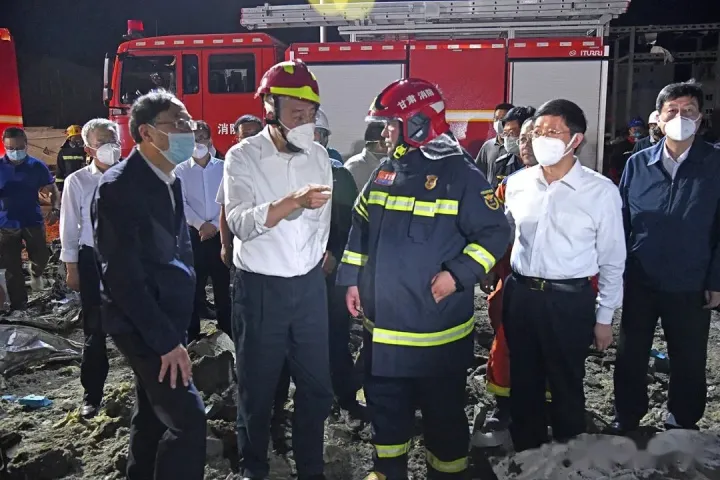 蘭州新區(qū)一企業(yè)車間發(fā)生爆炸事故8人受傷6人失聯(lián)(圖3) 蘭州新區(qū)一企業(yè)車間發(fā)生爆炸事故8人受傷6人失聯(lián)(圖3)