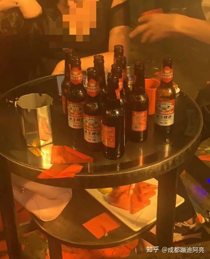 請問第一次去酒吧蹦迪的流程？還有散臺卡座之類的是什么意思？(圖1)