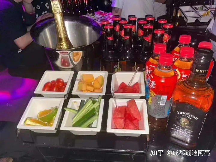 請問第一次去酒吧蹦迪的流程？還有散臺卡座之類的是什么意思？(圖3)