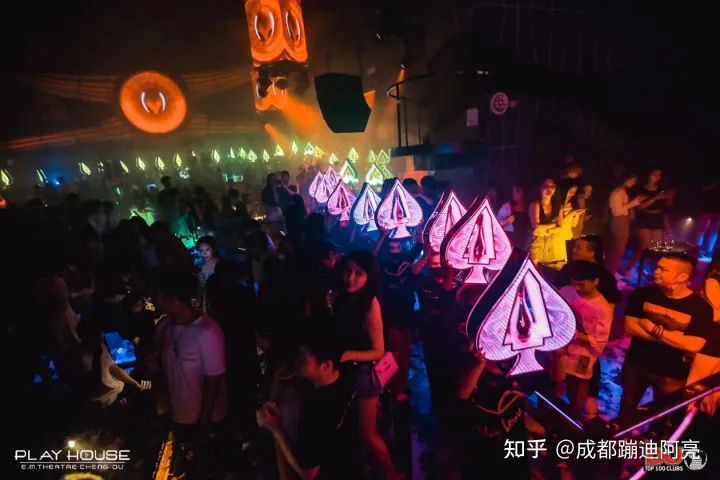 請問第一次去酒吧蹦迪的流程？還有散臺卡座之類的是什么意思？(圖5)
