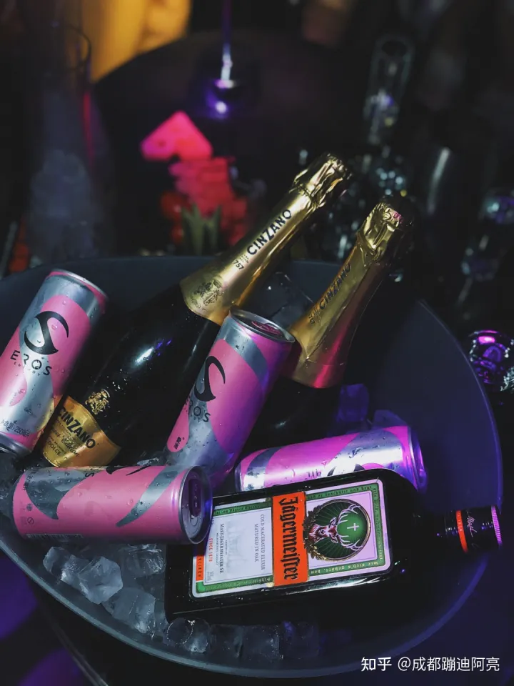 請問第一次去酒吧蹦迪的流程？還有散臺卡座之類的是什么意思？(圖6)