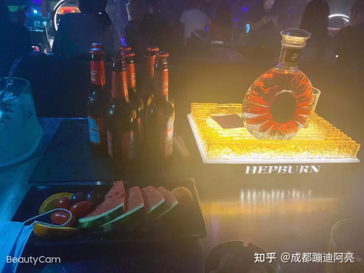請問第一次去酒吧蹦迪的流程？還有散臺卡座之類的是什么意思？(圖8)