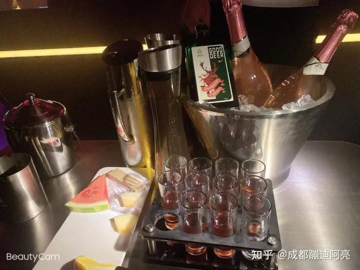 請問第一次去酒吧蹦迪的流程？還有散臺卡座之類的是什么意思？(圖7)