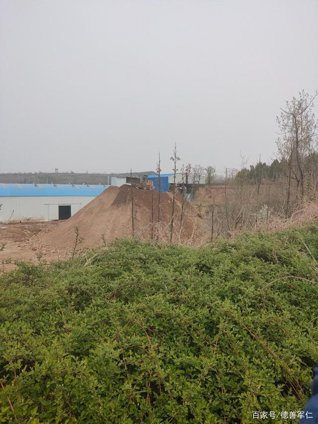 三門峽市好陽河陽店鎮(zhèn)段，兩家洗砂場非法長期占用河道，非法采砂(圖1)