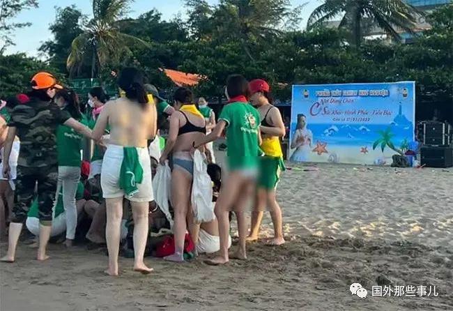 公司海邊團(tuán)建，女員工竟然脫掉內(nèi)衣露胸，視頻在網(wǎng)上瘋傳(圖1)